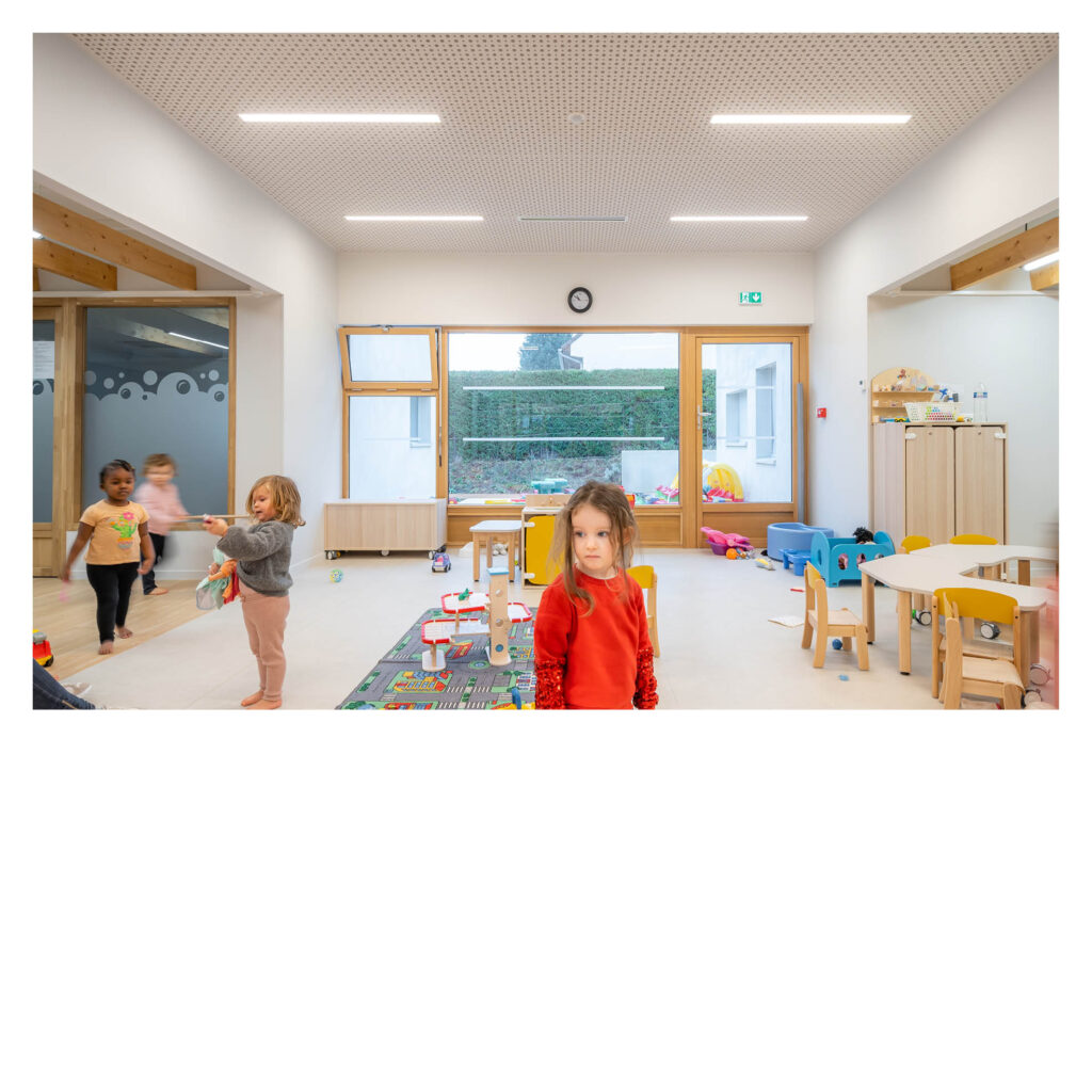 sur les cotés il est plus bas, comme si on avait creusé ces petits espaces.