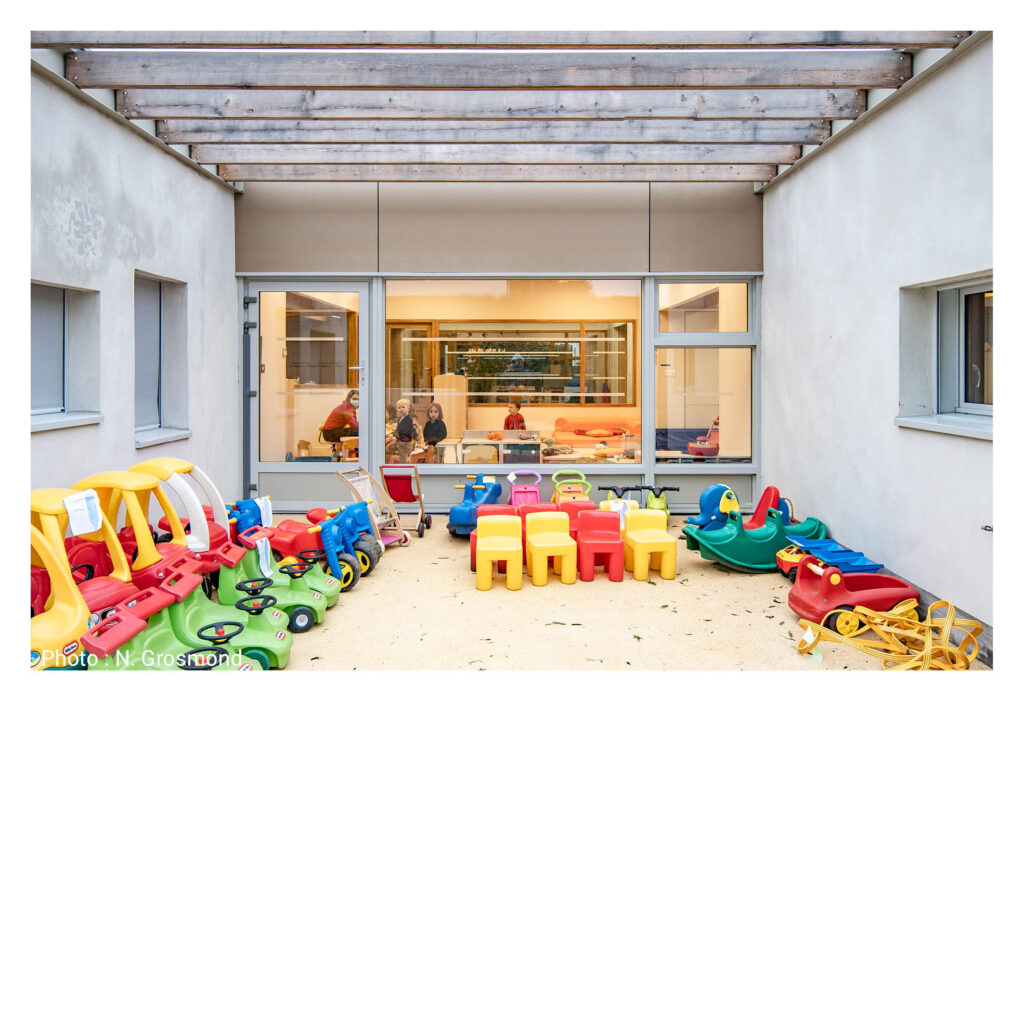 Les sections se prolongent dehors, entre deux volumes maçonnés aux allures familières.