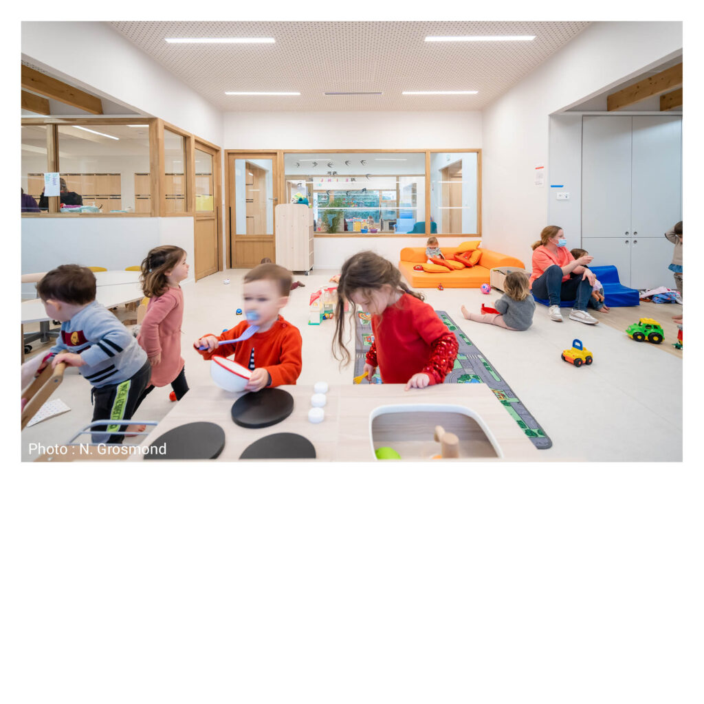 Des cours couvertes étendent le vide au cœur du bâtiment