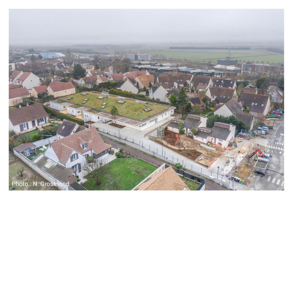 Vue d'oiseau c'est un hybride entre le pavillonnaire voisins et les hangars agricoles au loin.