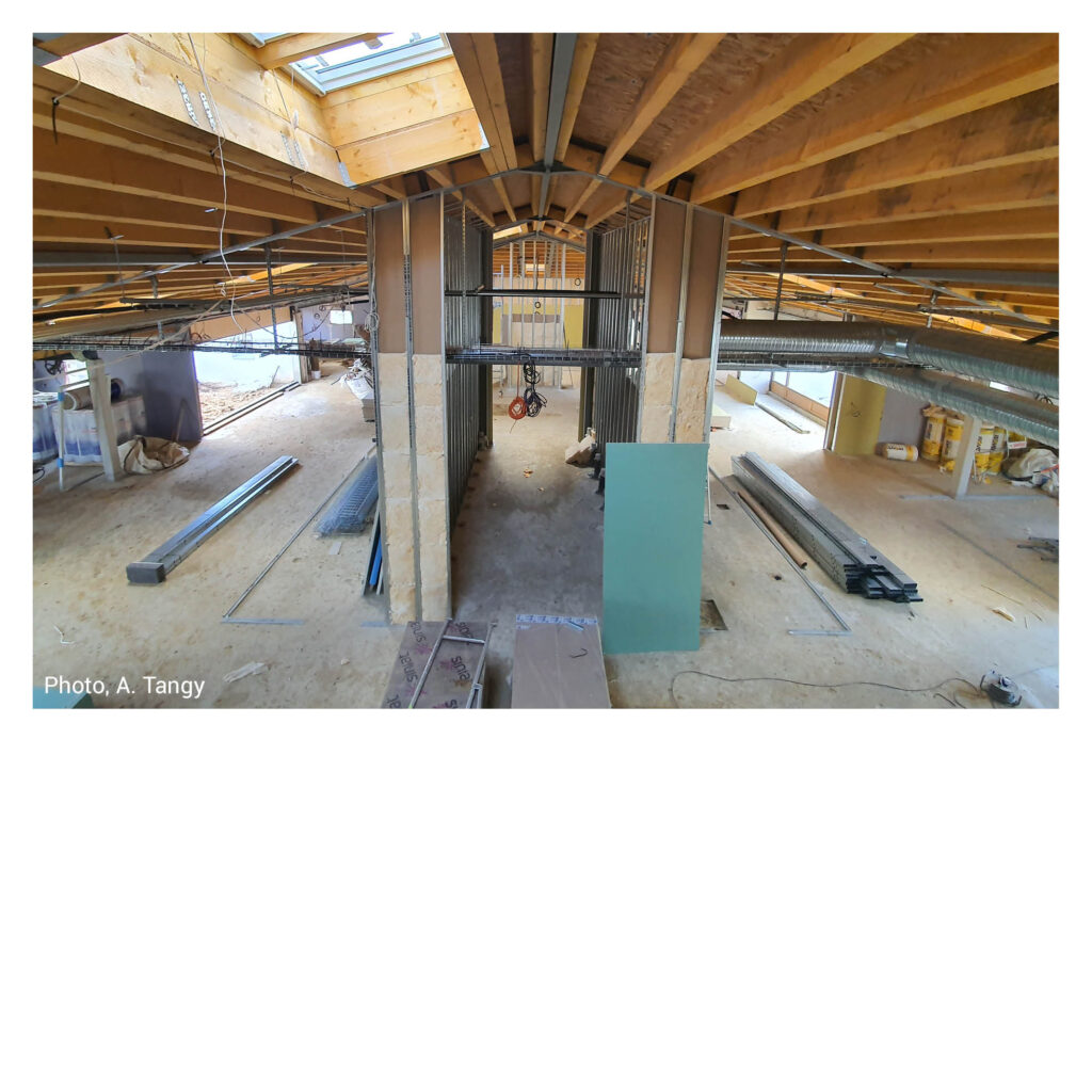 Nous avons renoncé à utiliser une structure de hangar, trop standardisée, trop fragiles pour végétaliser