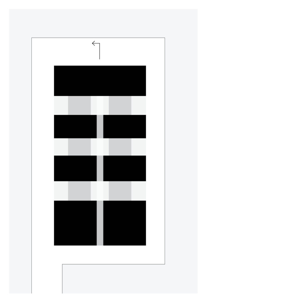 L’axe médian est un petit espace public intérieur.   Parents, personnel et enfants l’utilisent.